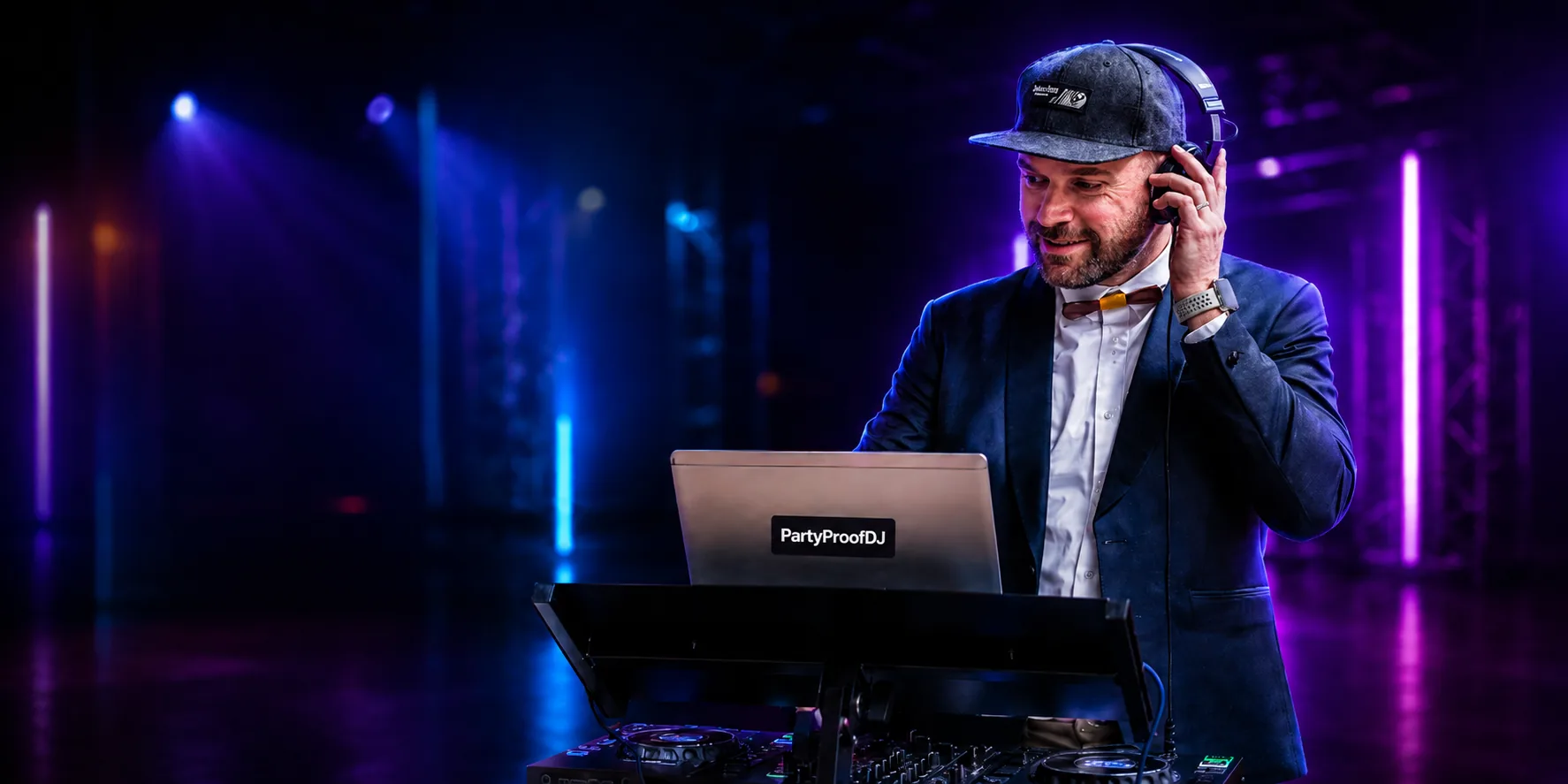 Achter de draaitafel tijdens een feest