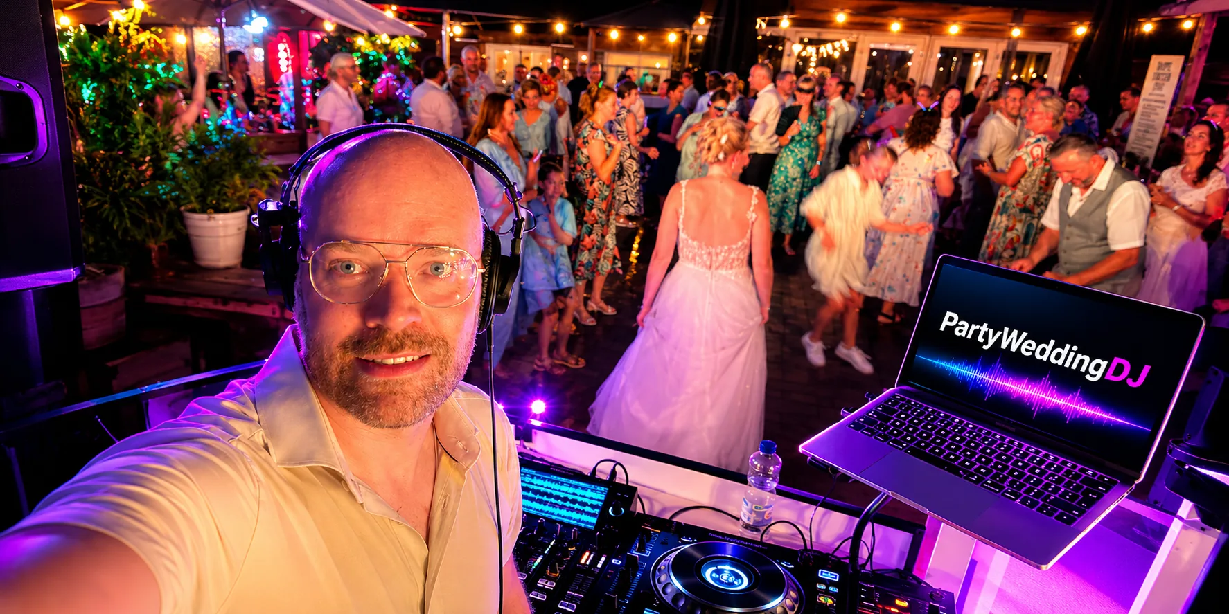 Volle dansvloer tijdens een bruiloft