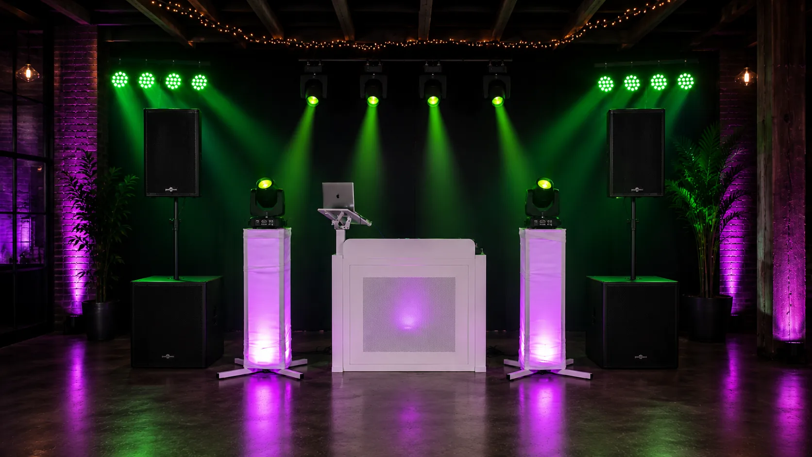 DJ-booth met sfeerverlichting