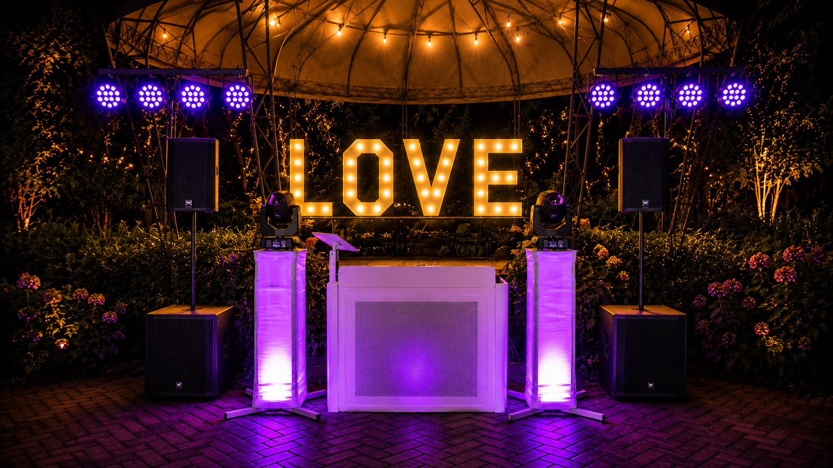 Weddingproof DJ booth met LOVE-letters op bruiloft