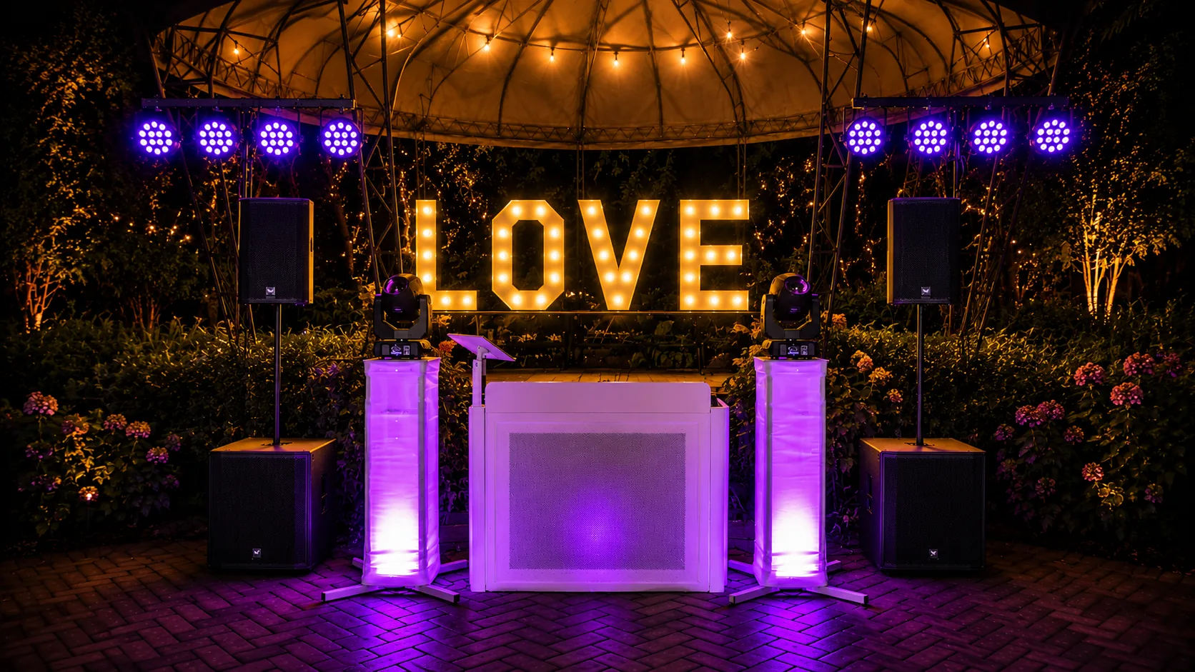 Weddingproof DJ booth met LOVE-letters op bruiloft in Groningen