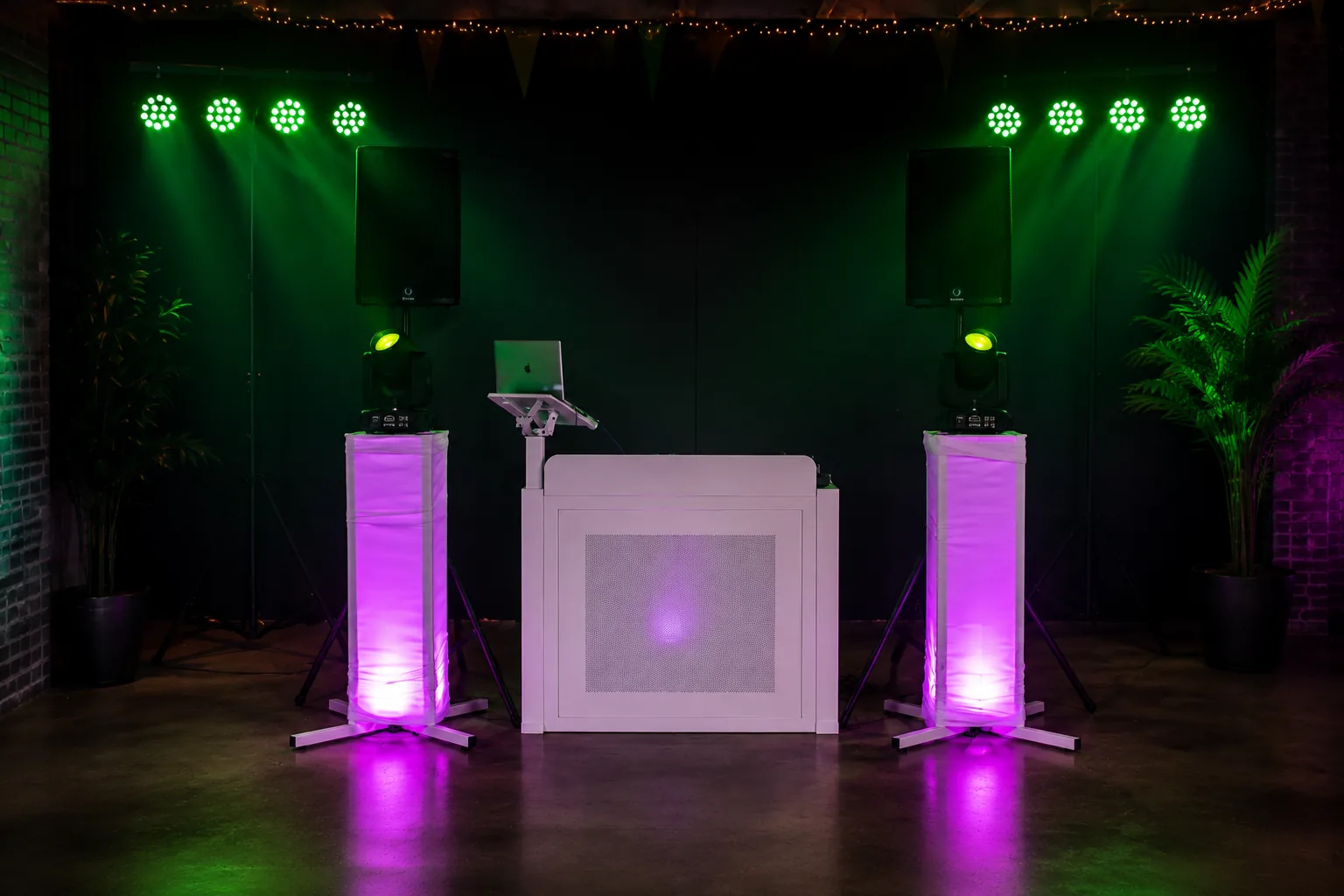 Opgebouwde DJ-set klaar voor het feest
